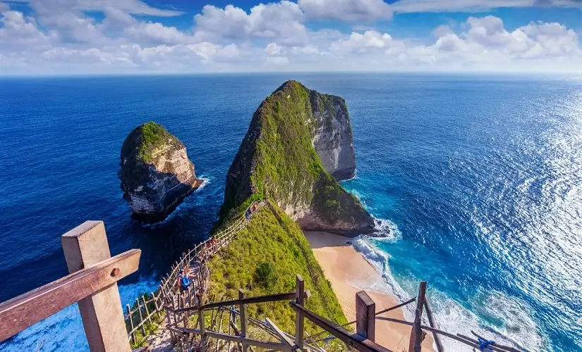 Kelingking-Cliff-Hike-Nusa-Penida